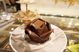 Rose Du Tsar Patisserie Cafe Pouchkine Paris Biscuit Brownies Chocolat Gelee De Mure Et Jasmin Mousse Chocolat Or Noir The Feu Food Desserts Chocolate