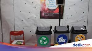 Tempat sampah sudah tidak asing lagi di telinga masyarakat orang menyebut dengan tong sampah organik dan anorganik / non organik atau bak sampah sejenisnya. Tempat Sampah Pintar Buatan Anak Sma Yang Memukau Dunia