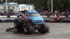 Le plus grand revolver au monde a été fabriqué par un illustre inconnu, ryszard tobis. Huge Bigfoot Truck Running Over Video De Stock 100 Libre De Droit 8671639 Shutterstock