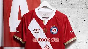 A lo largo de la historia, el club tuvo 6 escudos. Camiseta Titular Umbro De Argentinos Juniors 2020 21 Marca De Gol