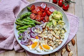 400 g rosii 1 castravete de sera 1 ceapa rosie medie 2 bucati avocado copt 3 linguri ulei de masline extravirgin sucul a 1 lamaie 1/2 legatura patrunjel 150 g porumb boabe sare piper. Salata De Avocado Si Sparanghel Reteta Keto Blondelish Com