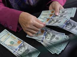 Inversores apuestan a que subirá el precio del dólar, aunque persisten riesgos de una caída