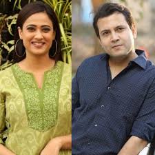 Raj was helping shilpa for the promotion of her perfume brand, s2. 9rdwqwj 1j5km
