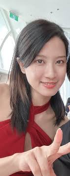 翻到去同學婚宴的自拍跟現在有差很多嗎😐👉🏻👈🏻