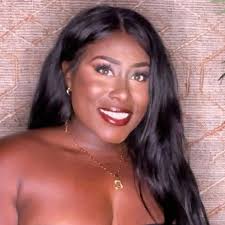 Chris Brown은 자신의 11:11 투어에서 자신의 셔츠를 벗어달라는 팬들로부터 요청을 들어왔다. “나는 계속해서 셔츠를  벗어달라는 요청이 들어온다. 그래도 난 내 옷이 좋아 🤣”