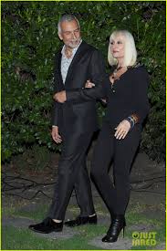 Raffaella introduces, entertains, interviews, dances, sings and, of course, she's an actress. Qjy7ewum5 6wtm