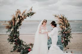 Cuenta con un centenar de hamacas (50 en la playa y otras tantas rodeando la piscina) y seis camas. Fotografo De Bodas Sevilla Lele Pastor Boda Lgbt En Collados Beach 143 Renata Enamorada