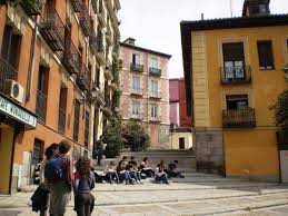 Las vecinas ya mayores le saludad desde los balcones y los vendedores callejeros le piden con los ojos permiso para ofrecernos sus baratijas, `es muy. Calle Del Nuncio Madrid Imagenes De Madrid Foto Madrid Madrid Espana