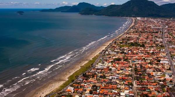 Vista panorâmica da orla e da cidade de Peruíbe, no litoral de São Paulo