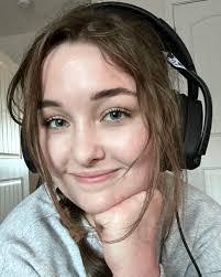 Anna Beatty's Instagram, Twitter & Facebook