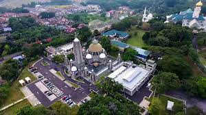 Masjid diraja sultan alaeddin's interior is decorated with qur'anic inscriptions and intricate wood carvings. Masjid Diraja Sultan Suleiman Klang Youtube