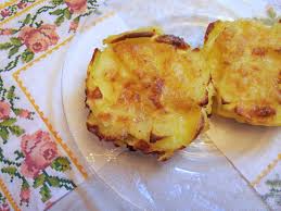 Se unge un vas termorezistent cu unt,si se rade pe razatoarea mare o jumatate din cantitatea de cartofi. Reteta Cartofi Gratinati