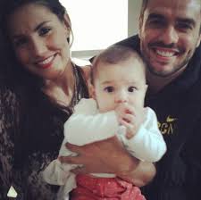 Mariana Felício e Daniel Saullo posam com a filha