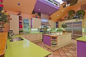 اخرجي عن الكلاسيكي ة مع ديكورات المطابخ الملو نة Home Color Schemes House