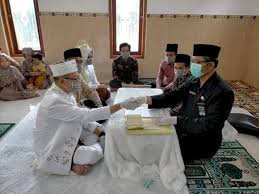 Pihak jawi membenarkan upacara akad nikah dilakukan di masjid dengan syarat, masjid tersebut terletak diluar zon merah seperti yang diumumkan oleh memetik sumber the star, kebenaran untuk melakukan akad nikah di masjid luar zon merah itu akan bermula pada 1 disember depan yang. Ini Syarat Pelaksaan Akad Nikah Di Luar Kua