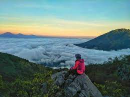 Atas nikmat yang telah diberikan untuk semua makhluk di bumi ini. 6 Gunung Di Jawa Dengan Pemandangan Lautan Awan Yang Indah