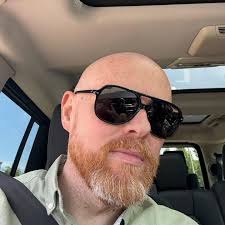 What is happening in La Marina . Some areas look like “ Beverly Hills” ( by  the post Office)... other look like “ the ghetto” ! I am realy ashamed to  receive