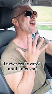 Willensstärke in der Musik: Alex Karan rockt die 80er mit Herz und  Leidenschaft