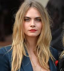 Ingiliz Model Isyan Etti Cara Delevingne Sac Kesimi Sari Kahverengi Sac