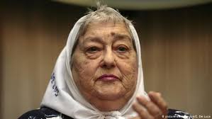 Hebe de bonafini sonríe y hace la v con los dedos, sentada en primera la titular de la asociación madres de plaza de mayo, hebe de bonafini, afirmó este lunes que la oposición demostró que. Hebe De Bonafini Un Activismo Lleno De Contrastes Destacados Dw 05 08 2016