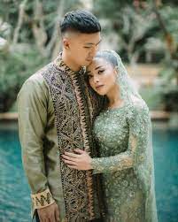 Dress batik dengan model kerah kemeja, lengan pendek kerut via www.pinterest.com. Bisa Buat Kondangan Sampai Lamaran Ini 8 Kebaya Couple Bernuansa Pastel Yang Langka