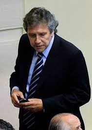 El silencio de mon laferte tras acusar a carabineros y militares de incendiar el metro. Alberto Espina Dice Que Es Un Tremendo Error Destituir A Abogado Querellante En Supuesto Caso Terrorista