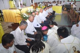 Seperti perayaan misa kamis putih biasanya, di akhir misa dilaksanakan perarakan monstran oleh imam diiringi para petugas liturgi dan para misdinar menuju ruang tuguran yang berada pada ruang. Kamis Putih Di Paroki Tanjung Enim Bersama Uskup Agung Palembang Sesawi Net