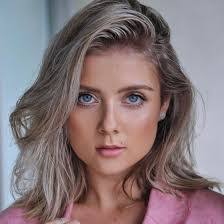 Kim Ewing's Instagram, Twitter & Facebook