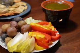 Bagna caoda o bagna cauda es una preparación típica del piamonte que se prepara con anchoas, aceite y ajo y se usa como salsa para verduras frescas de otoño. Bagna Cauda Nonostante I Bambini