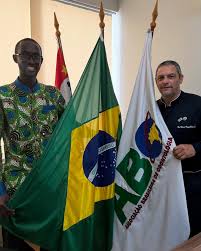 Hoje tivemos na ABO SP a grata satisfação de formar mais um aluno  estrangeiro em nossa escola, o aluno é o Dr Barnabé Iona Gomes que  finalizou o seu curso de Especialização