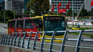 Desde el 2 de marzo de 2020, el pasaje de transmilenio tiene un costo de $2500 (aproximadamente us$0,75 o €0,65) todo el día, todos los días, y la tarifa de componente zonal de del sitp es de $2300.62​ los transbordos a los demás componentes del sistema de transporte de la ciudad son gratuitos a cualquier hora del día y el costo del transbordo de los componentes del sitp al sistema troncal es de $200.63​ los precios de los transbordos aplican para realizar dos operaciones dentro de los 110 minutos luego de haber realizado la primera validación de un pasaje.64​ el sistema también cuenta con tarifas preferenciales que le da beneficios para adultos mayores (personas mayores de 62 años), personas en condición de discapacidad y usuarios afiliados al sisbén con algunas condiciones. Noticias De Transmilenio Hoy Miercoles 28 De Julio 2021 Bogota Gov Co
