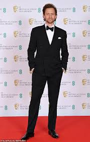 Does tom hiddleston have a sister in chennai? Bafta 2021 Film Awards Tom Hiddleston Looks Dapper In A Sharp Suit And Bowtie On The Red Carpet Aktuelle Boulevard Nachrichten Und Fotogalerien Zu Stars Sternchen
