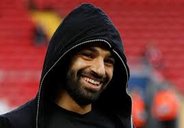 رغم عدم تواجد النجم المصري محمد صلاح داخل المستطيل الأخضر في «ريمونتادا» ليفربول التاريخية ضد برشلونة، في نصف نهائي دوري أبطال أوروبا، نظرا للإصابة التي لحقت به في مباراة نيوكاسل، إلا إنه كان محط أنظار الكاميرات. ØªÙŠØ´Ø±Øª ØµÙ„Ø§Ø­ ÙŠÙˆØ¬Ù‡ Ø±Ø³Ø§Ù„Ø© Ù…Ù† 3 ÙƒÙ„Ù…Ø§Øª Ù‚Ø¨Ù„ Ù…Ø¨Ø§Ø±Ø§Ø© Ù„ÙŠÙØ±Ø¨ÙˆÙ„ Ùˆ Ø¨Ø±Ø´Ù„ÙˆÙ†Ø© Ø³ÙˆØ¨Ø± ÙƒÙˆØ±Ø©