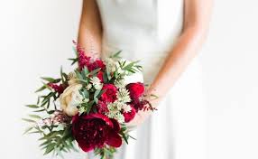 Rojos intensos, naranjas ardientes y hermosos amarillos mezclados con colores. Ramos De Flores Para Novia Naturales Y Personalizados Judith Jorda