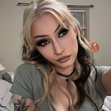 Samantha Lauren's Instagram, Twitter & Facebook