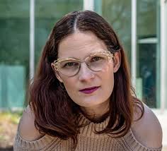 Kobieta zaczęła grać na pianinie w zniszczonym mieszkaniu w Bejrucie