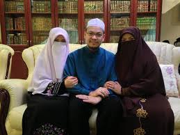 Makluman berikutan sedikit kemalangan yang menimpa al fadhil ustaz azhar idrus ketika melakukan kayuhan basikal petang tadi adalah dimaklumkan semua kuliah ditangguhkan sementara waktu. Penjelasan Ustaz Zaharuddin Saya Poligami