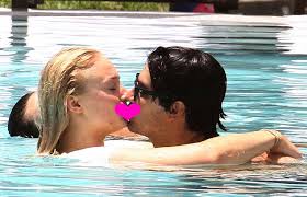 Silahkan kunjungi postingan ciuman bibir mesra gambar orang ciuman dan kata kata romantis untuk membaca artikel selengkapnya dengan klik link di atas. Liburan Ke Miami Joe Jonas Sophie Turner Ciuman Mesra Di Kolam Renang Kapanlagi Com