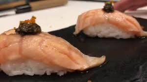 Bowl di riso con salmone, avocado, edamame, goma wakame, salsa sriracha, maionese, sesamo e tobiko. Nigiri Salmone Shizen Terni Ristorante Giapponese