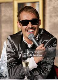 Musicians Chrissy Amphlett and Mark McEntee of The Divinyls pose at... News  Photo