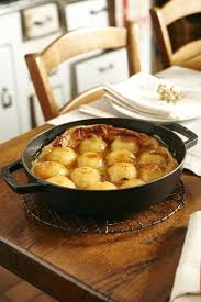 Tarte Tatin Die Tarte Tatin Ist Ein Traditioneller Franzosischer Kuchen Und Wird Oft Als Dessert Gereicht Tarte Tatin Franzosische Rezepte Lebensmittel Essen