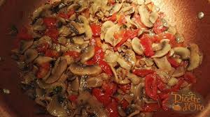 Per preparare i vostri funghi porcini in padella cominciate per prima cosa con il pulire quest'ultimi, eliminando ogni residuo di terra e sfregandoli affettateli per farli cuocere in una padella antiaderente con dell'olio extravergine d'oliva. Funghi Al Pomodoro Ricette D Oro