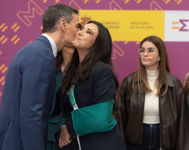 La República de los Tonnntos: La torpe operación política con Sarah  Santaolalla - esRadio