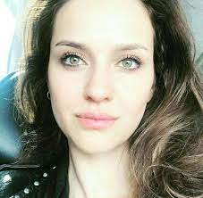 She played her first acting experience in 2010 with a series behzat ç. Irem Helvacioglu Hair Shades Hair Color Hair Styles