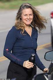 Alicia silverstone (/ ˈ s ɪ l v ər s t oʊ n /; Alicia Silverstone Looks Radiant In Sporty Ensemble During A Hike With Her Pet Pooch And A Friend Aktuelle Boulevard Nachrichten Und Fotogalerien Zu Stars Sternchen