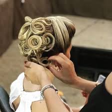 Discover Penteadossonialopes S Instagram O Nosso Master Em Penteados Sera De 3 Dias Penteadossonialopes Penteado Noiva Cabelo De Noiva Cabelo Madrinha