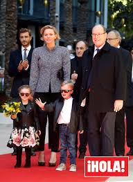 Maybe you would like to learn more about one of these? Alberto De Monaco Sus Dos Divertidos Ayudantes Para Soplar Las Velas De Su Tarta De Cumpleanos