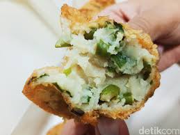 Mengusung brand bakwan day!, terinspirasi dari bakwan pontianak yang digemari masyarakat. Bakwan Pontianak Gurih Kenyal Bakwan Topping Udang Rebon Dan Teri