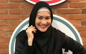 Sosok suaminya pasca ikke nurjanah menikah lagi pun jadi sorotan. Ikke Nurjanah Resmi Menikah Lagi Sang Suami Sempat Dikira Yosi Project Pop