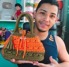 This is my son Henrique, he has a lot of learning difficulties at school,  he asked me to teach him to crochet, and it worked, this is the first  simple crochet! He